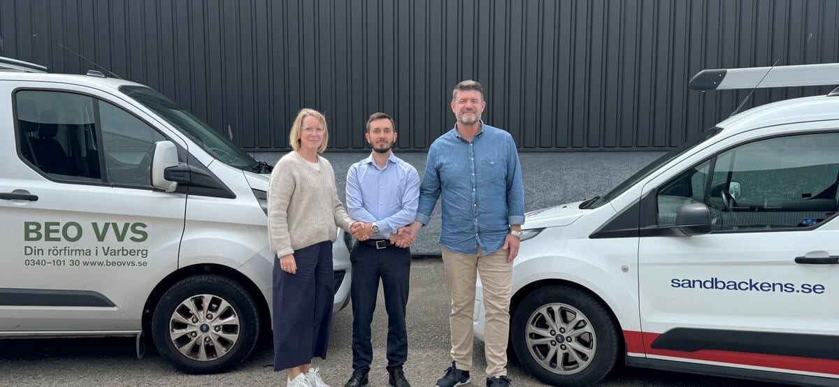 Bert Ola och Cecilia Henrysson skakar hand med Dennis Lund Josse framför bilar